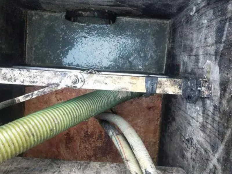 芙蓉区马桶下水不通该如何是好，别急，请联系咱们